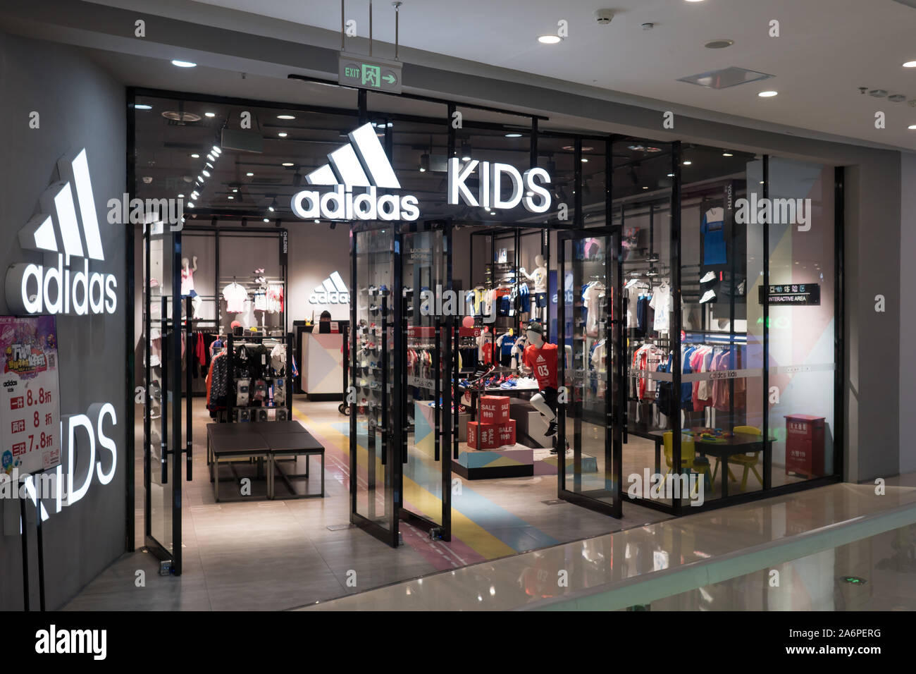 emprender compañerismo cabina Adidas kids in chinese shopping mall during special sale Dalian, China  13-06-19 Stock Photo - Alamy