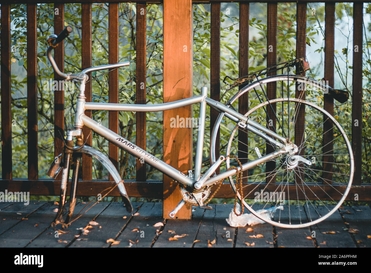 Broken cycle hi-res stock photography and images - Alamy