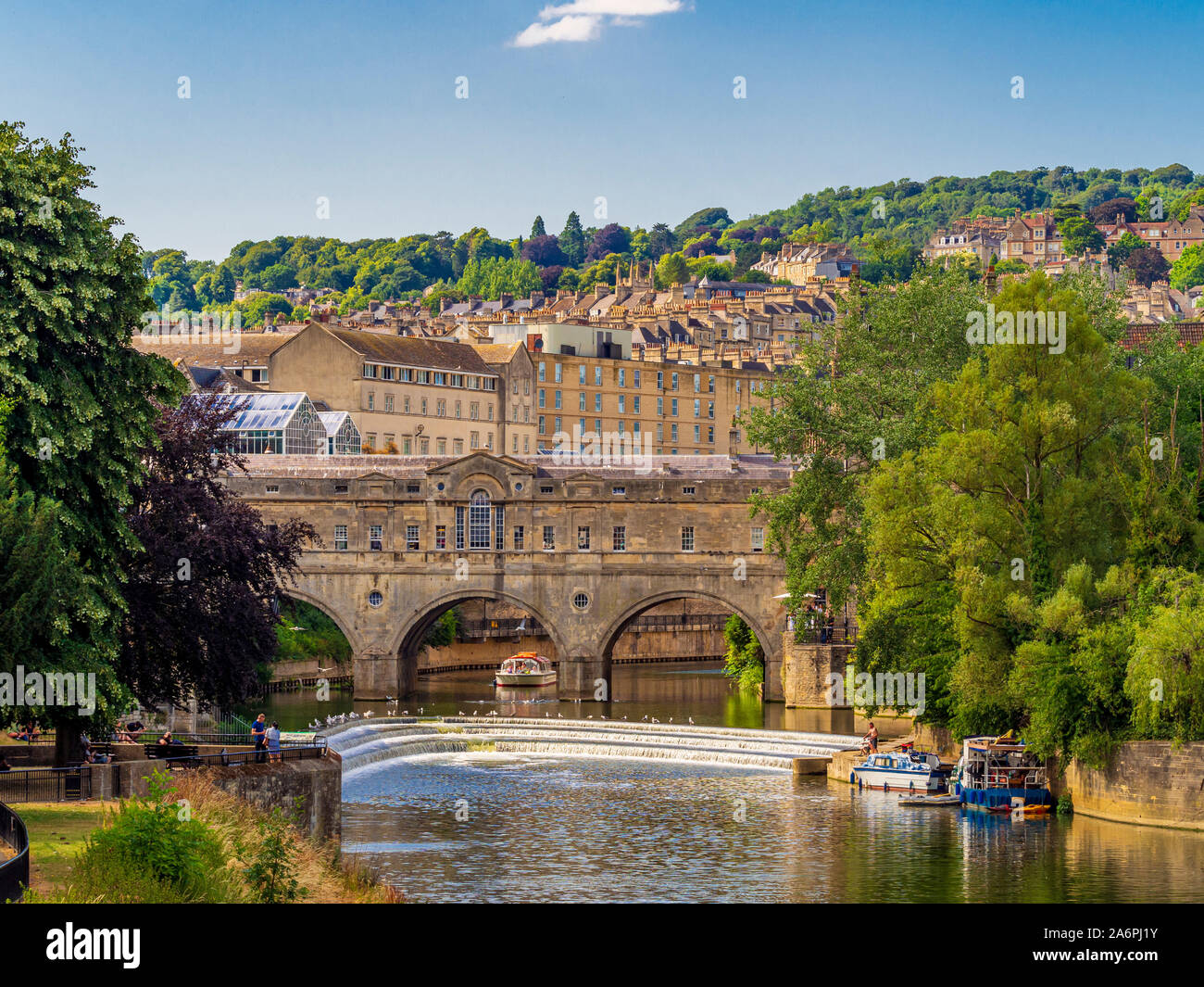 Pulteney Bridge crossing the River Avon in Bath, with the Pulteney weir ...