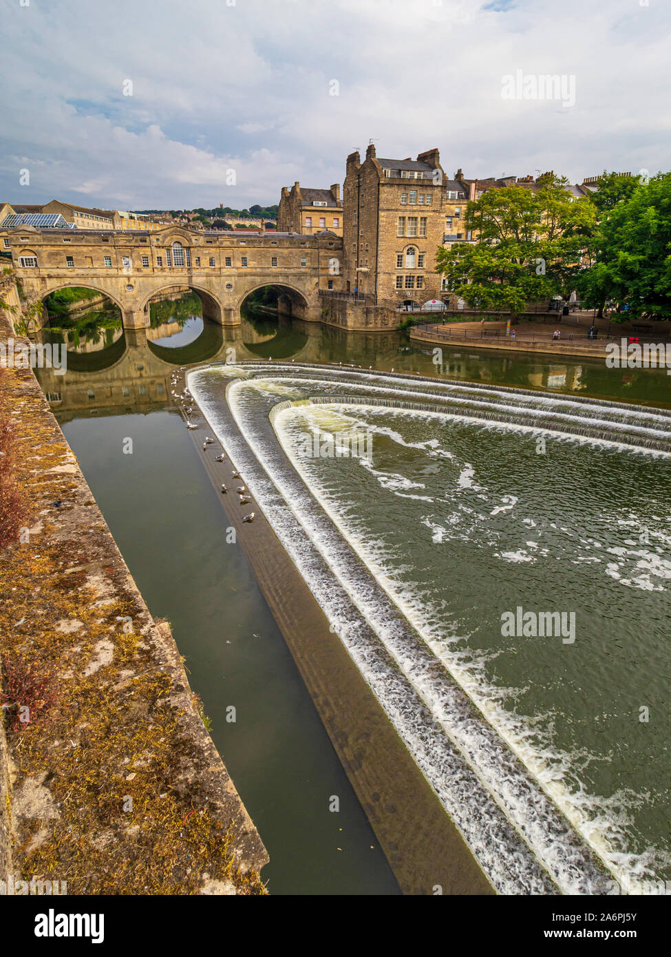 Pulteney Bridge crossing the river Avon in Bath with Pulteney weir ...