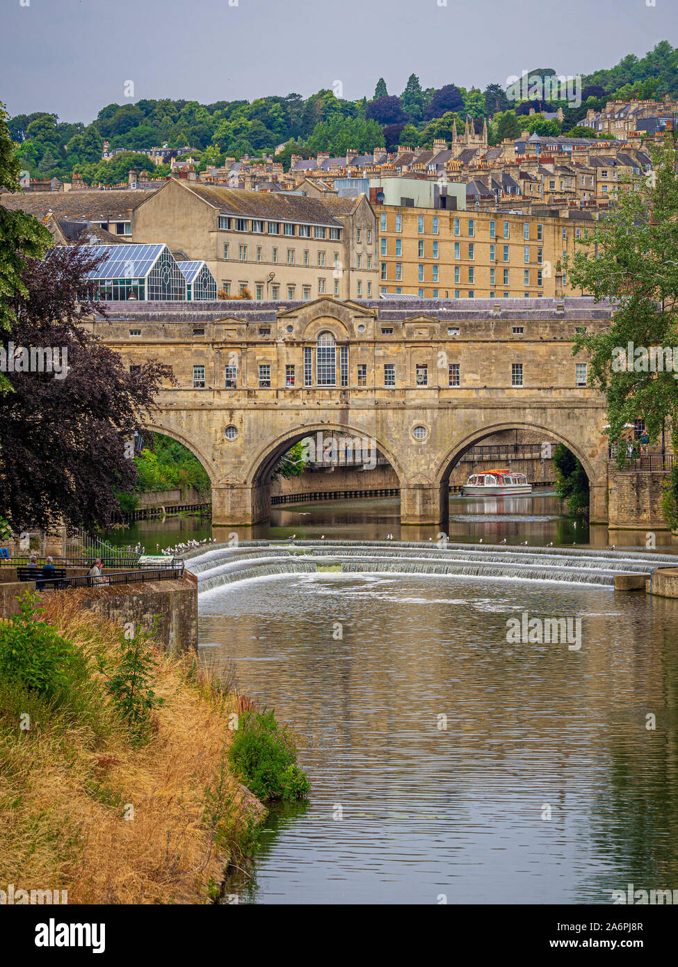 Pulteney Bridge crossing the River Avon in Bath, with the Pulteney weir ...