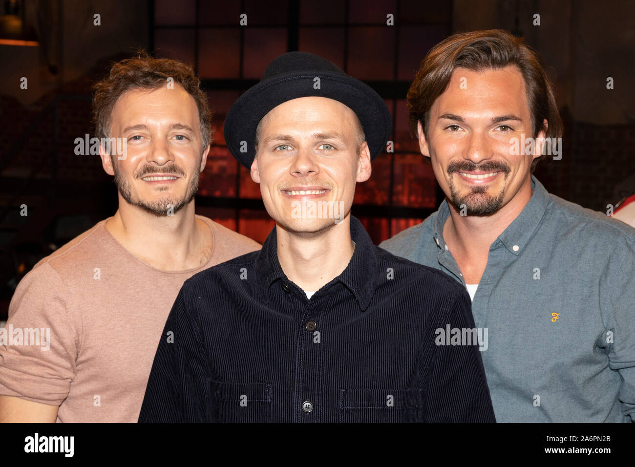 Oliver NIESEN (middle), singer of the band Cat Ballou, with the band members Hannes FEDER (left) and Dominik SCHOENENBORN (SCHÃ NENBORN) (right), portrait, portrait PortrÃ t, half-length portrait, friendly, looking at the camera. 'Koelner Treff' episode 520 on WDR Fernsehen, 25.10.2019. | Usage worldwide Stock Photo