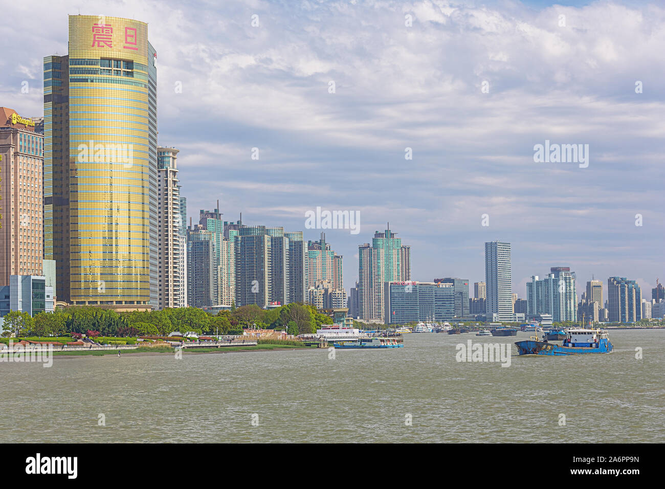 Port of shanghai with ships hi-res stock photography and images - Alamy