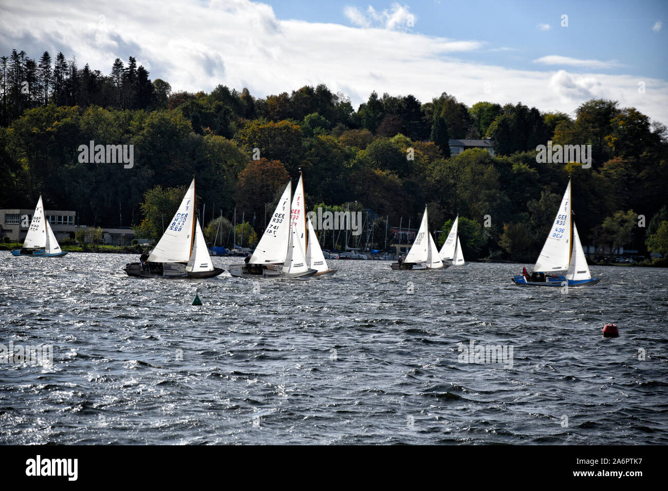 Auf dem Essener Baldeneysee sind, bei windigem Wetter,  viele Segler unterwegs. Stock Photo