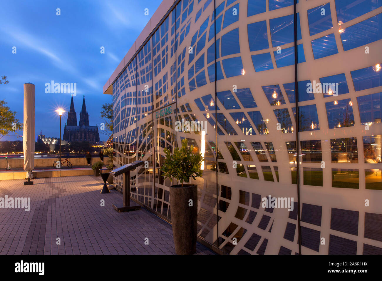 the restaurant Grissini in front of the hotel Hyatt Regency on the banks of the river Rhine in the district Deutz, the cathedral, Cologne, Germany. Th Stock Photo