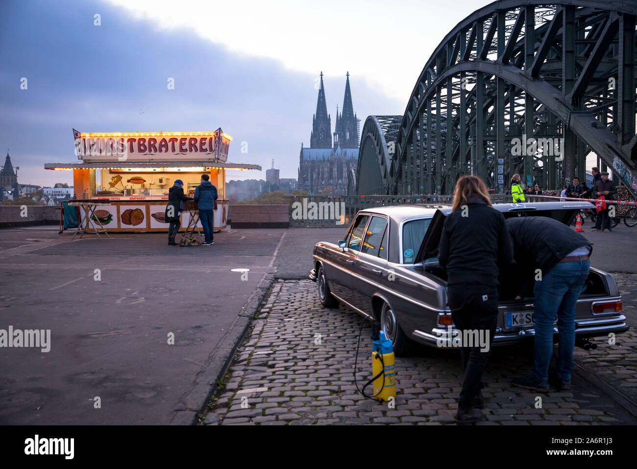 filmset for the TV crime series Tatort with sausage roastery at the Hohenzollern bridge in Deutz, view to the cathedral, Cologne, Germany.  Dreharbeit Stock Photo