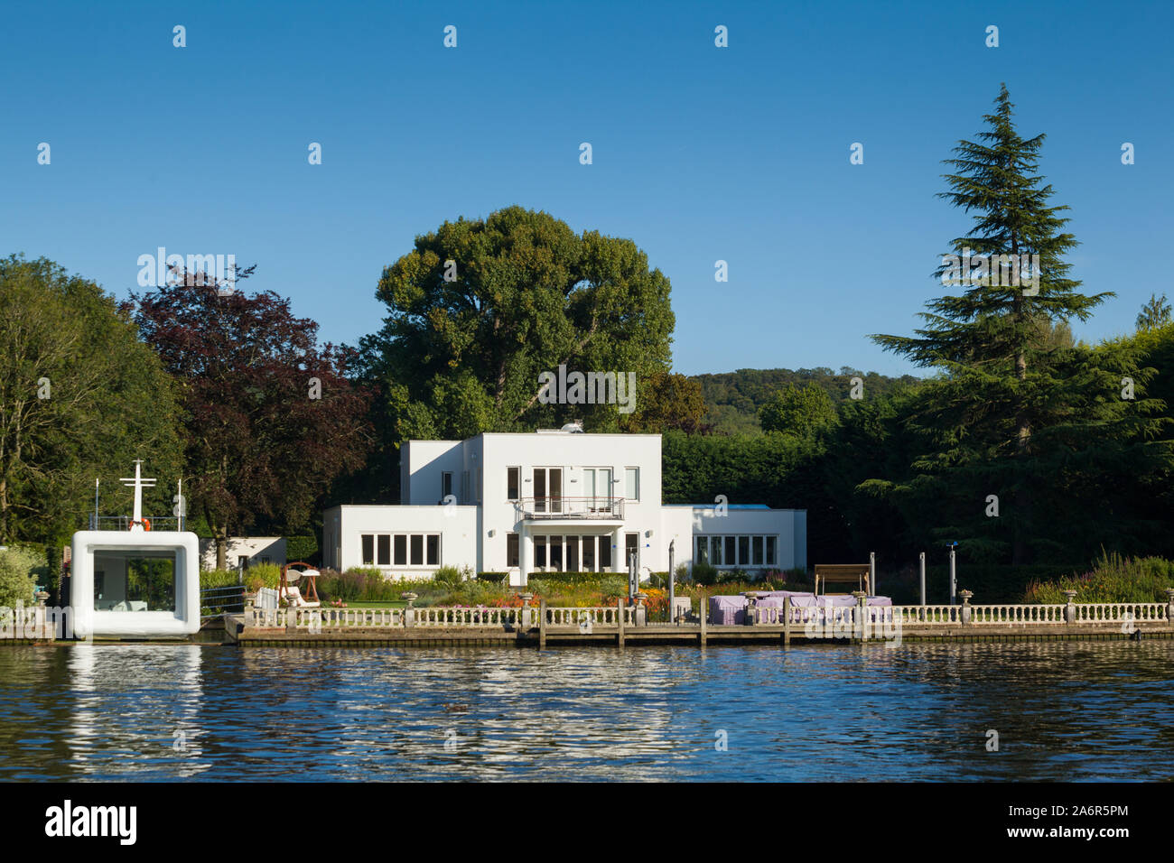 A stylish period modernist residential house on the bank of the Thames at Marlow, Buckinghamshire Stock Photo