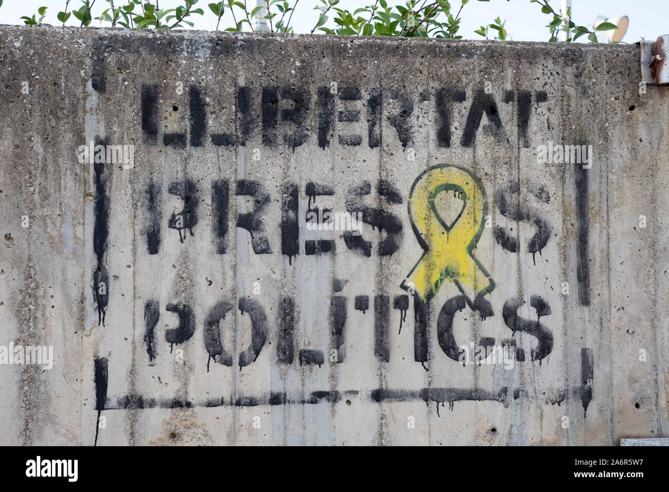 Oliana, Lleida, Catalonia, Spain. 15th October, 2019. Catalan independence slogans and banners on display in the town of Oliana. Graffiti reading: llibertat presos polítics - freedom (for) political prisoners. Stock Photo
