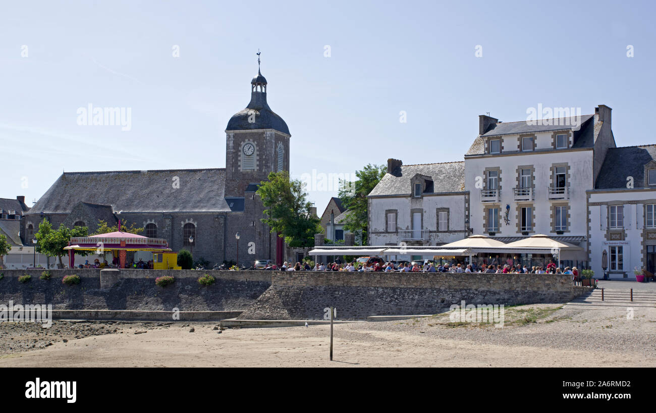 Piriac-sur-Mer, busy quayside restaurant. Stock Photo