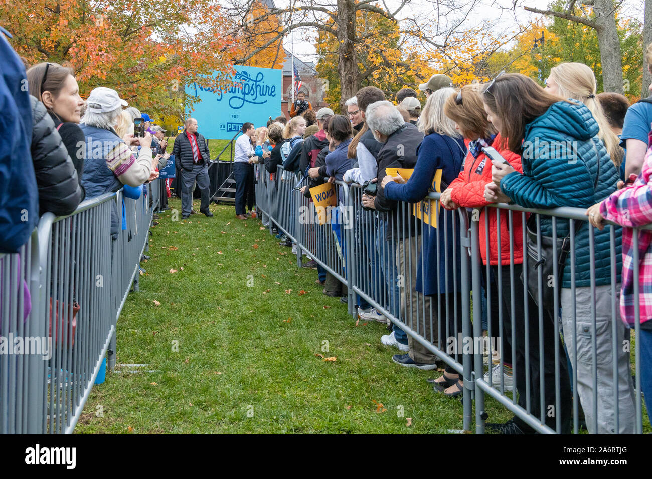 October 25, 2019, University of New Hampshire in Durham, New Hampshire: Mayor Pete Buttigieg is at the end of walk way, shaking hands of supporters af Stock Photo