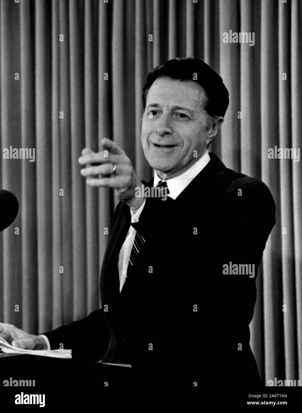 Arlington Virginia, USA, January 31, 1984. Secretary of Defense Caspar Weinberger points to reporter to ask his question of Weinberger during a news conference in the Pentagon briefing room Credit: Mark Reinstein / MediaPunch Stock Photo