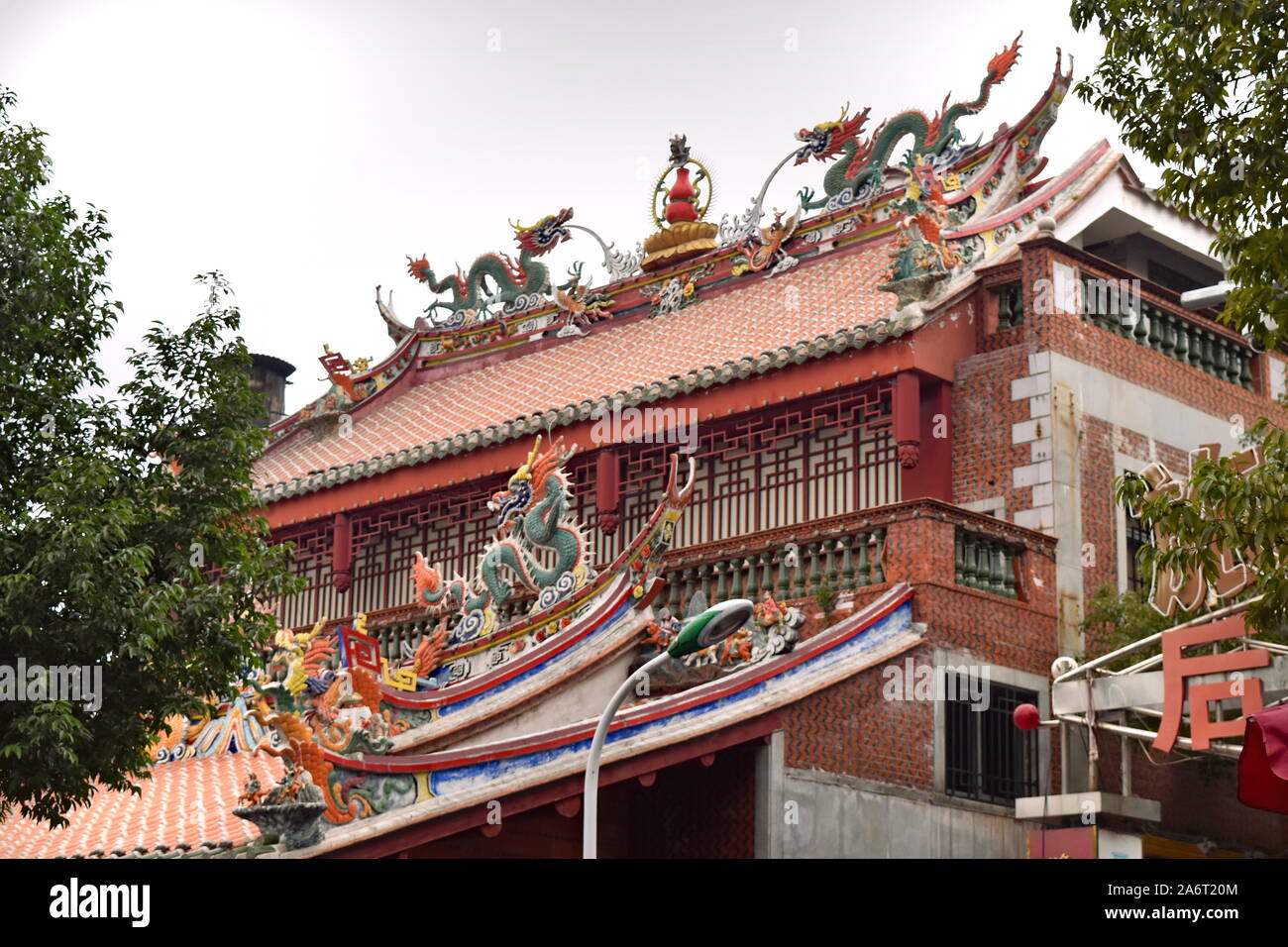 Multitude of dragons decorating the roofs of the historical Tonghuai Guanyue temple of Chinese native religion in downtown Quanzhou Stock Photo
