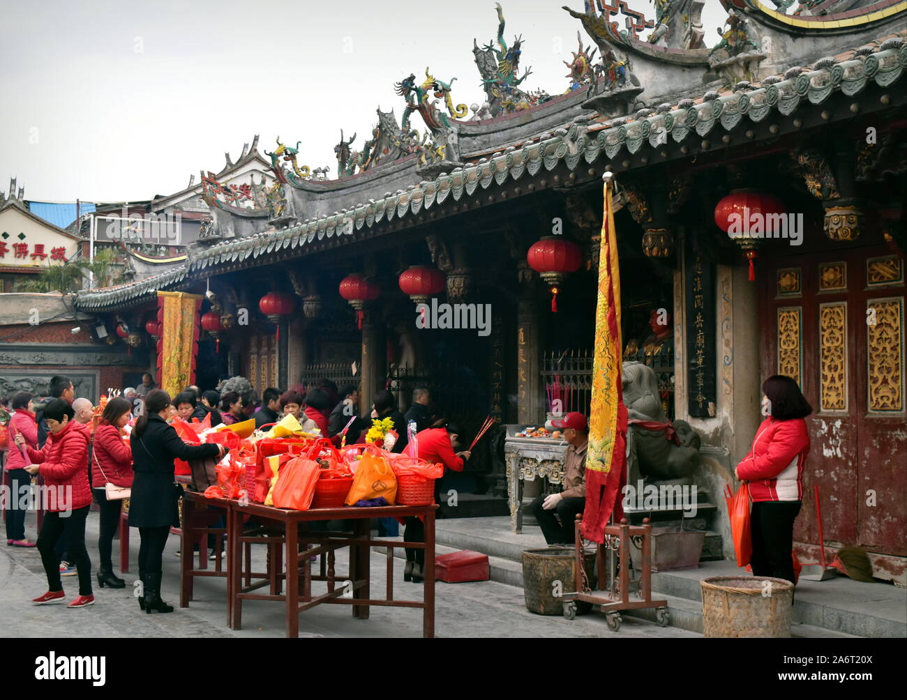 Worshipers and offerings at old Tonghuai Guanyue temple of Chinese native religion in Quanzhou Stock Photo
