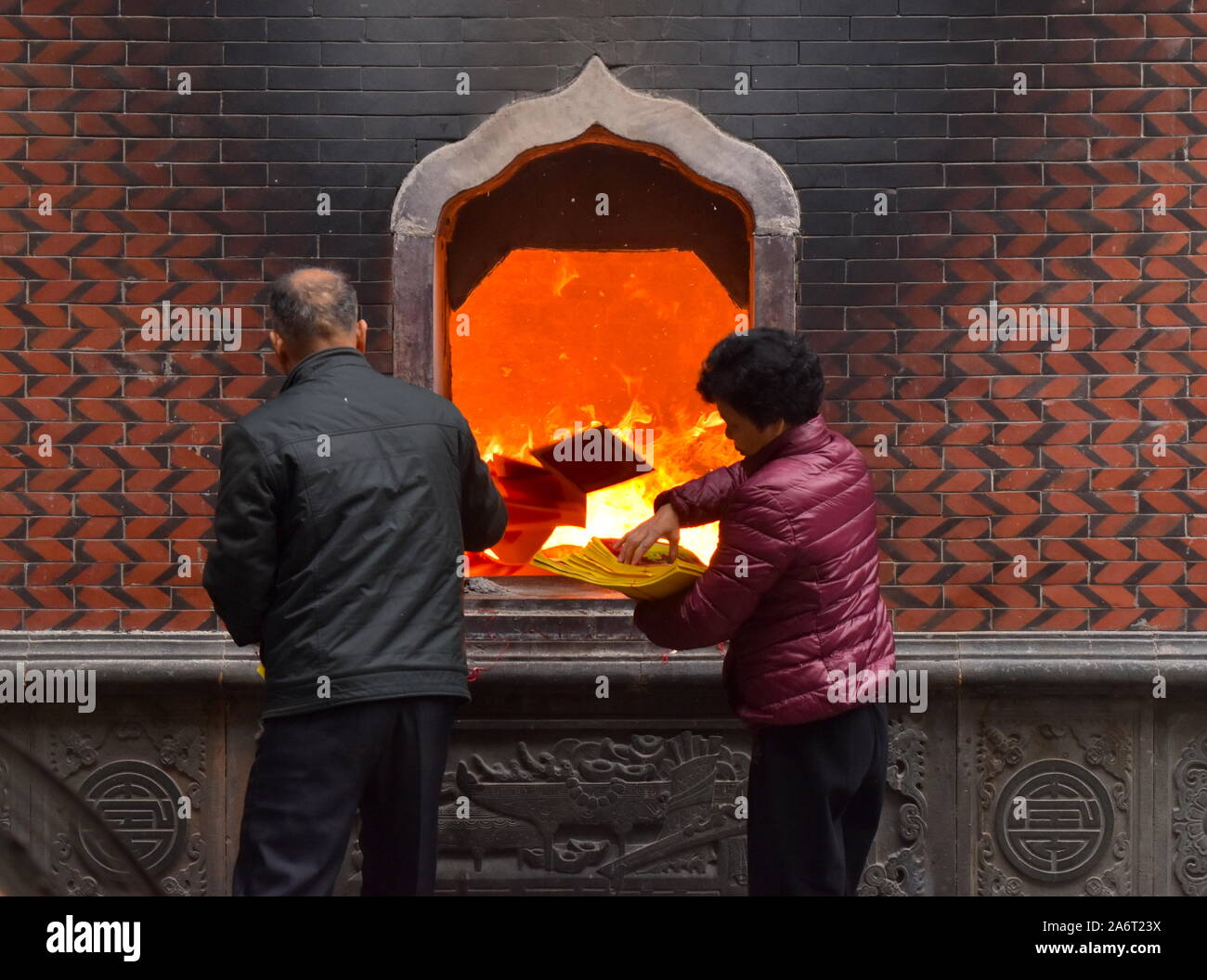 Joss paper fire burning for ancestor worship in Tonghuai Guanyue temple of Chinese native religion, Quanzhou Stock Photo