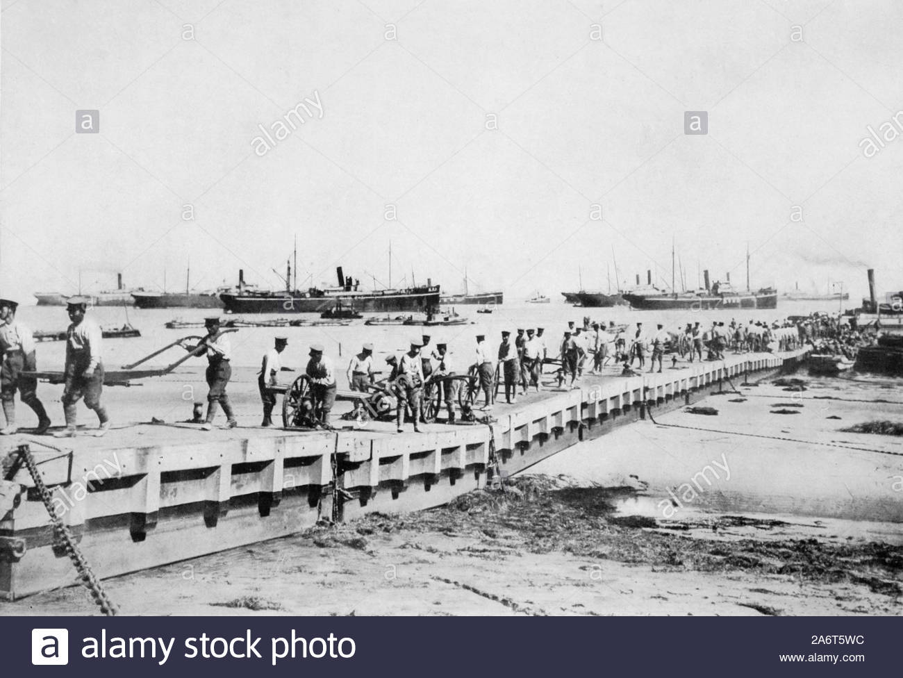 WW1 Landing of the Japanese at Lao-Shan Bay China, vintage photograph from 1914 Stock Photo
