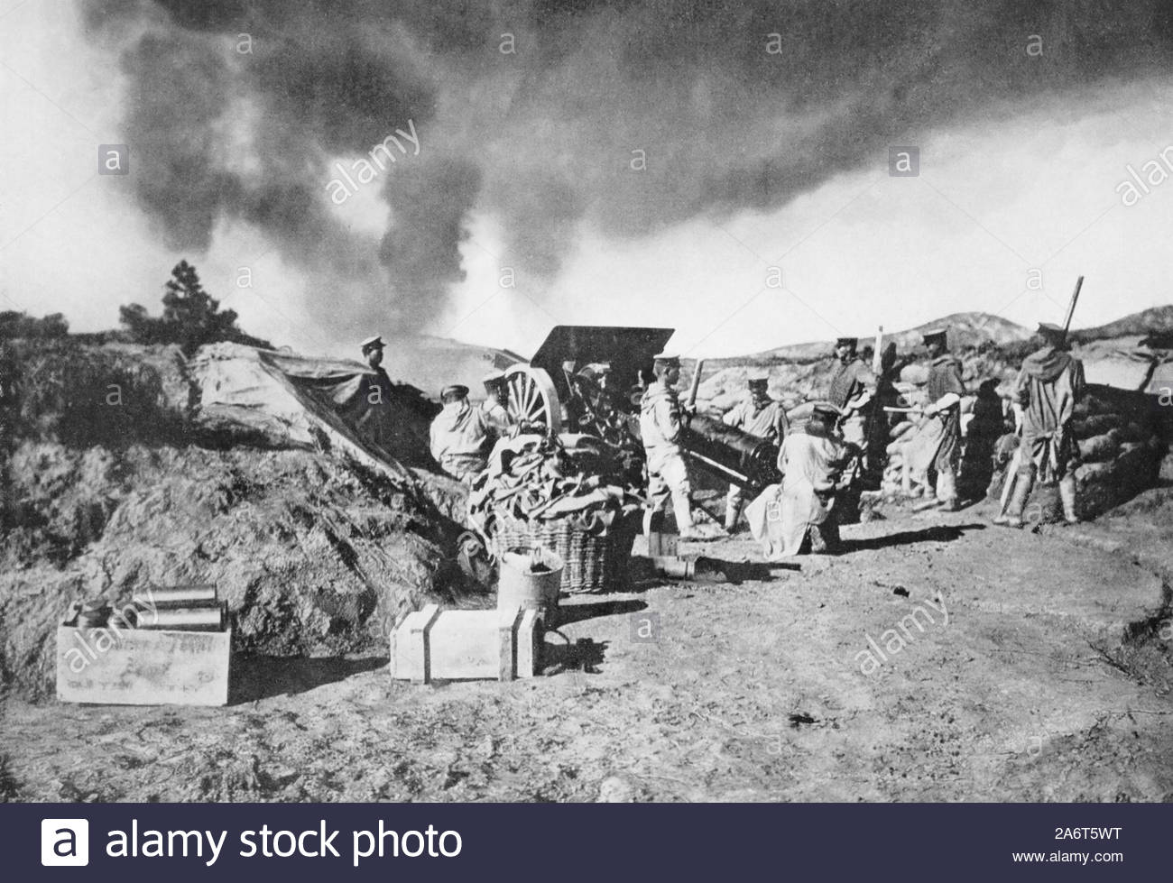 WW1 Japanese Siege Guns firing on Tsingtao China, vintage photograph from 1914 Stock Photo