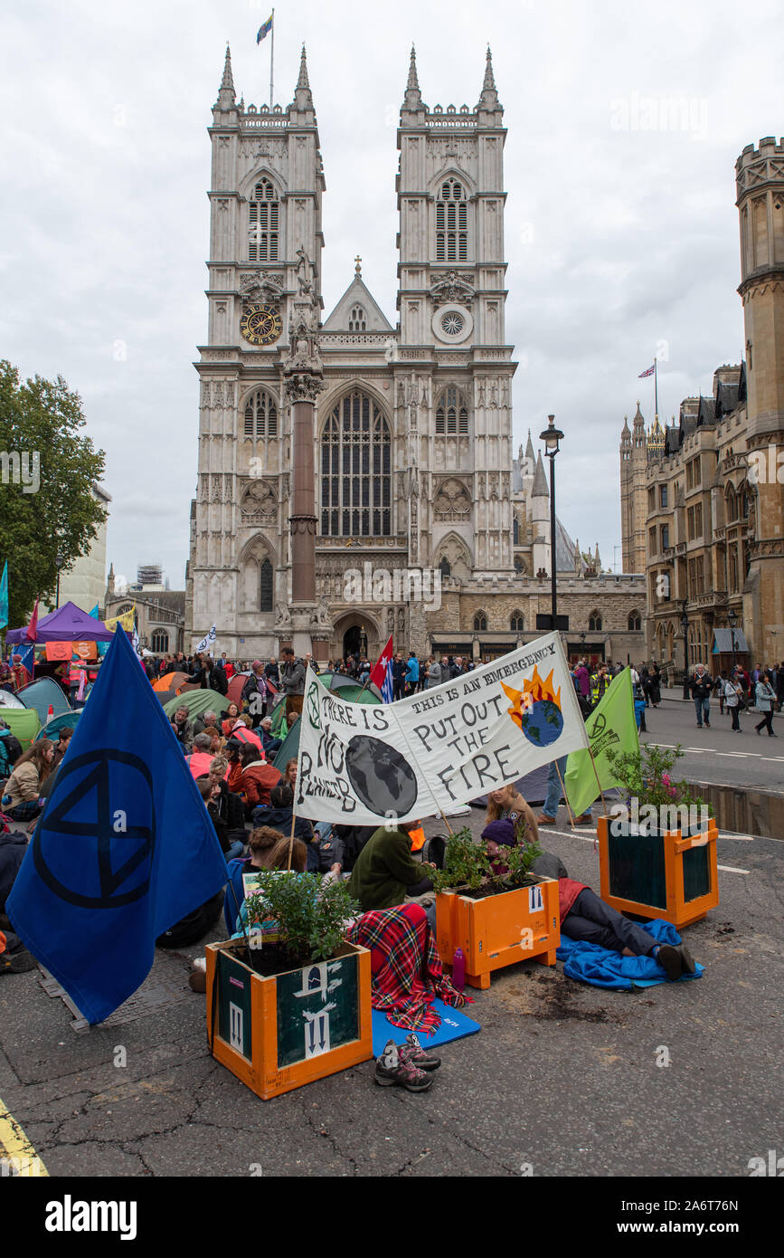 Aktion 'Extinction Rebellion' in Westminster vor der Westminster Abbey, London, 8. Oktober 2019. // Extinction Rebellion action in Westminster, in fro Stock Photo