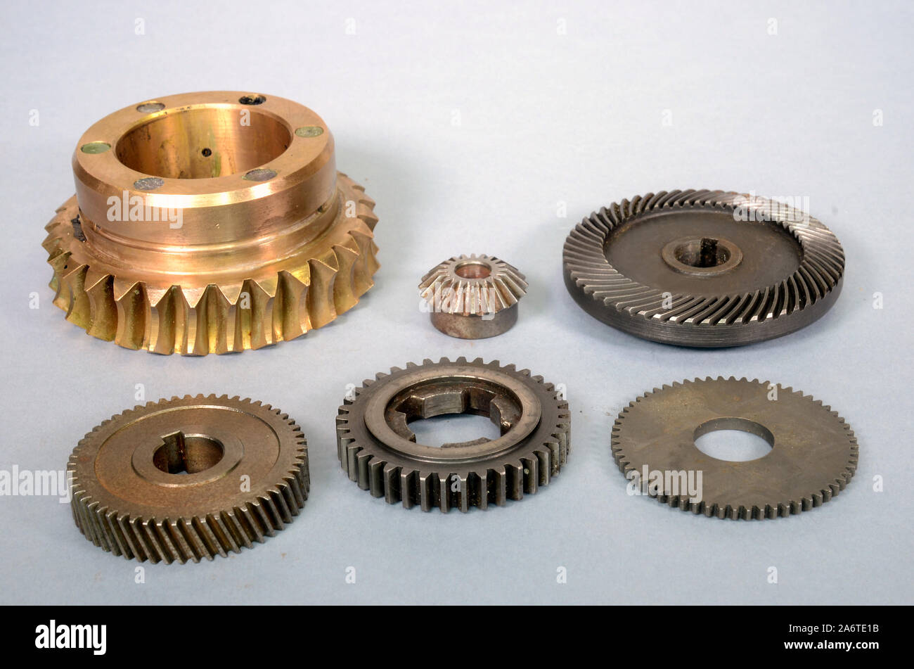 Arrangement with different types of gear wheels with different types of