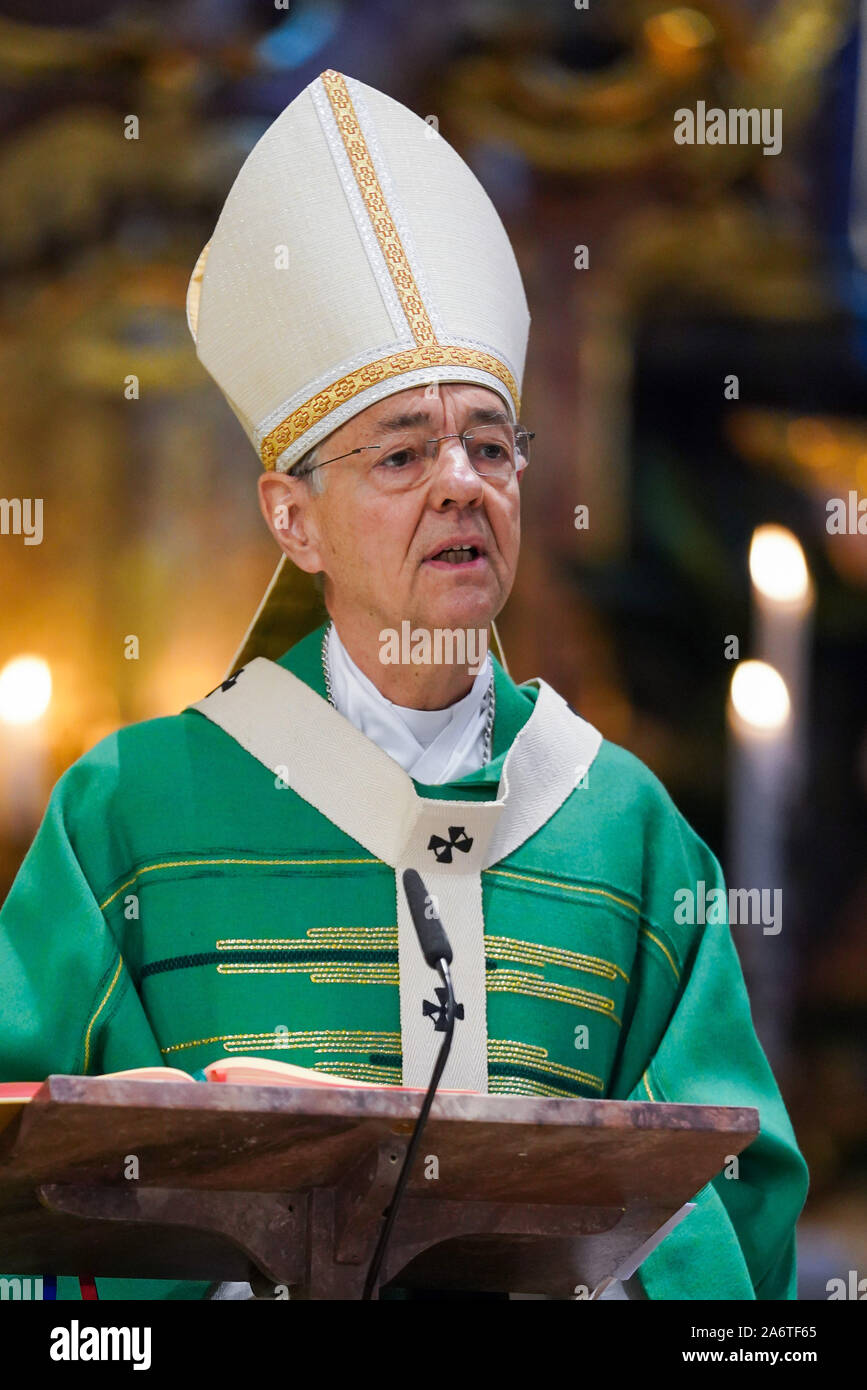 LUDWIG SCHICK, Catholic Archbishop of the Diocese of Bamberg during a sermon in the parish church of St. Martin in Weismain / Bavaria, Germany   ---   LUDWIG SCHICK, katholischer Erzbischof der Diözese Bamberg während einer Predigt in der Pfarrkirche St. Martin in Weismain/Bayern, Deutschland Stock Photo