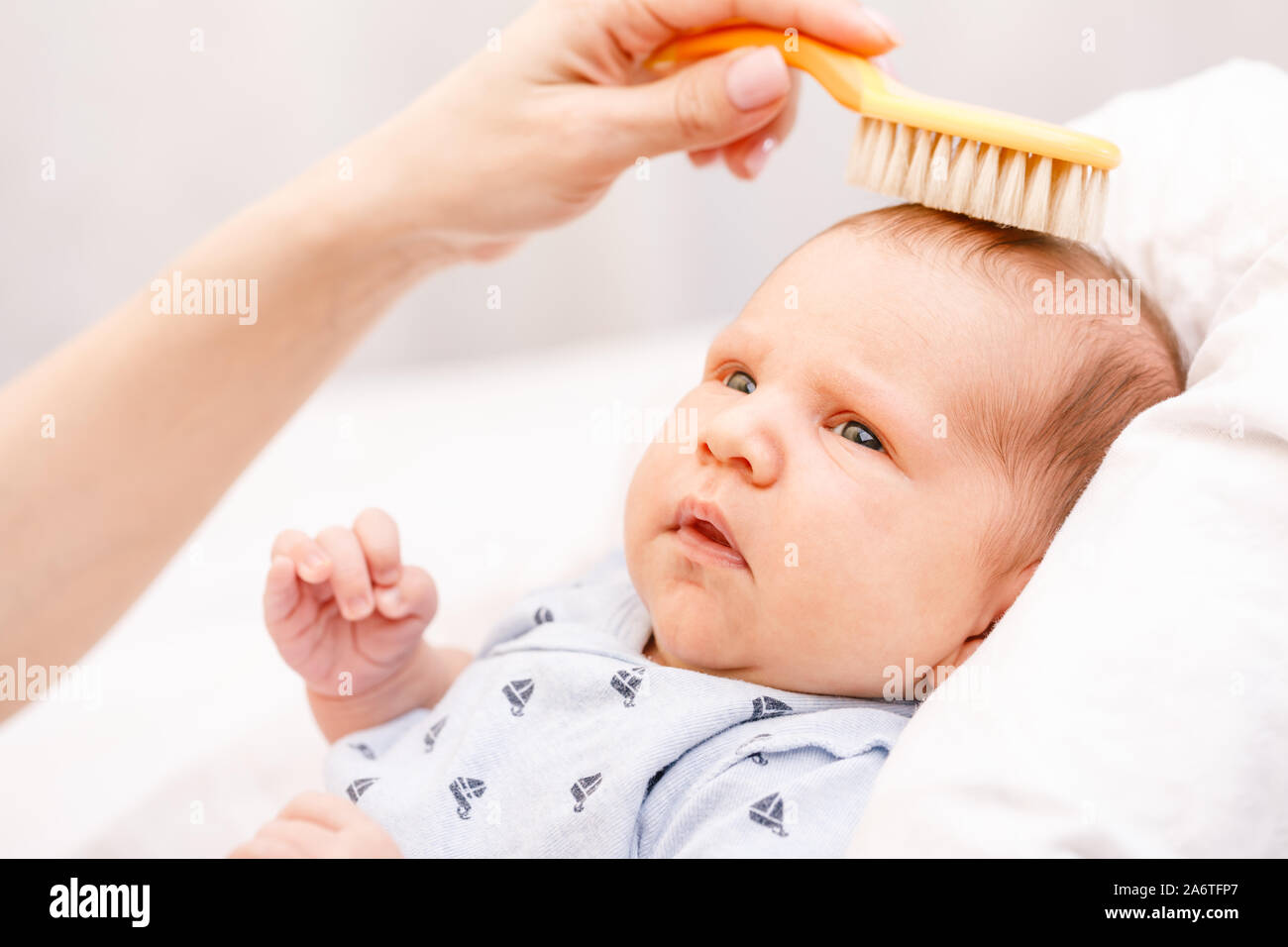 Как подстричь новорожденного. Волосы у малышей до года. Стрижка новорожденного ребенка. Новорожденным подстригают волосы?. Расчесывают волосы новорожденному.