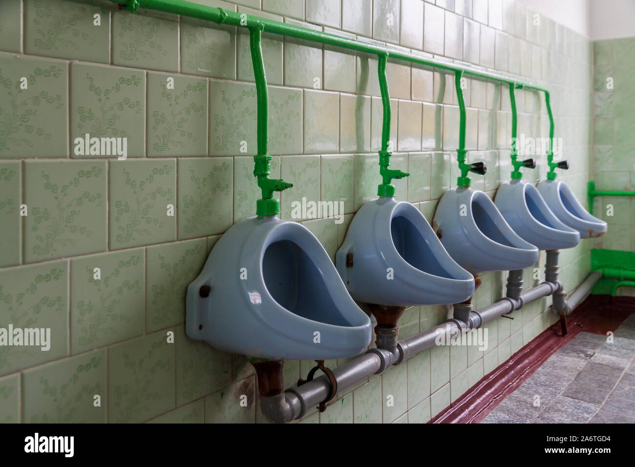 Urinals in a row in a washroom Stock Photo Alamy