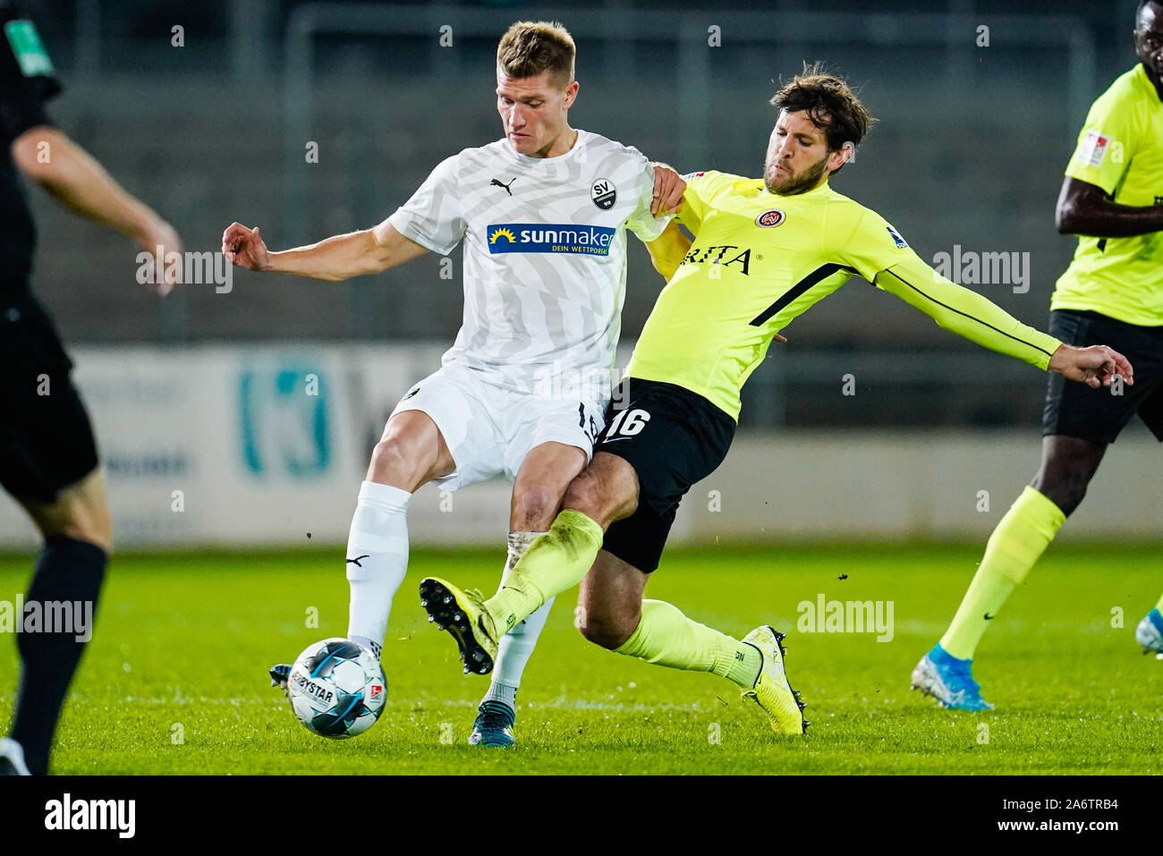28 October 2019, Baden-Wuerttemberg, Sandhausen: Soccer: 2nd Bundesliga, SV Sandhausen - SV Wehen Wiesbaden, 11th matchday, in the Hardtwaldstadion. Sandhausens Kevin Behrens (l) and Wiesbadens Niklas Dams fight for the ball. Photo: Uwe Anspach/dpa - IMPORTANT NOTE: In accordance with the requirements of the DFL Deutsche Fußball Liga or the DFB Deutscher Fußball-Bund, it is prohibited to use or have used photographs taken in the stadium and/or the match in the form of sequence images and/or video-like photo sequences. Stock Photo