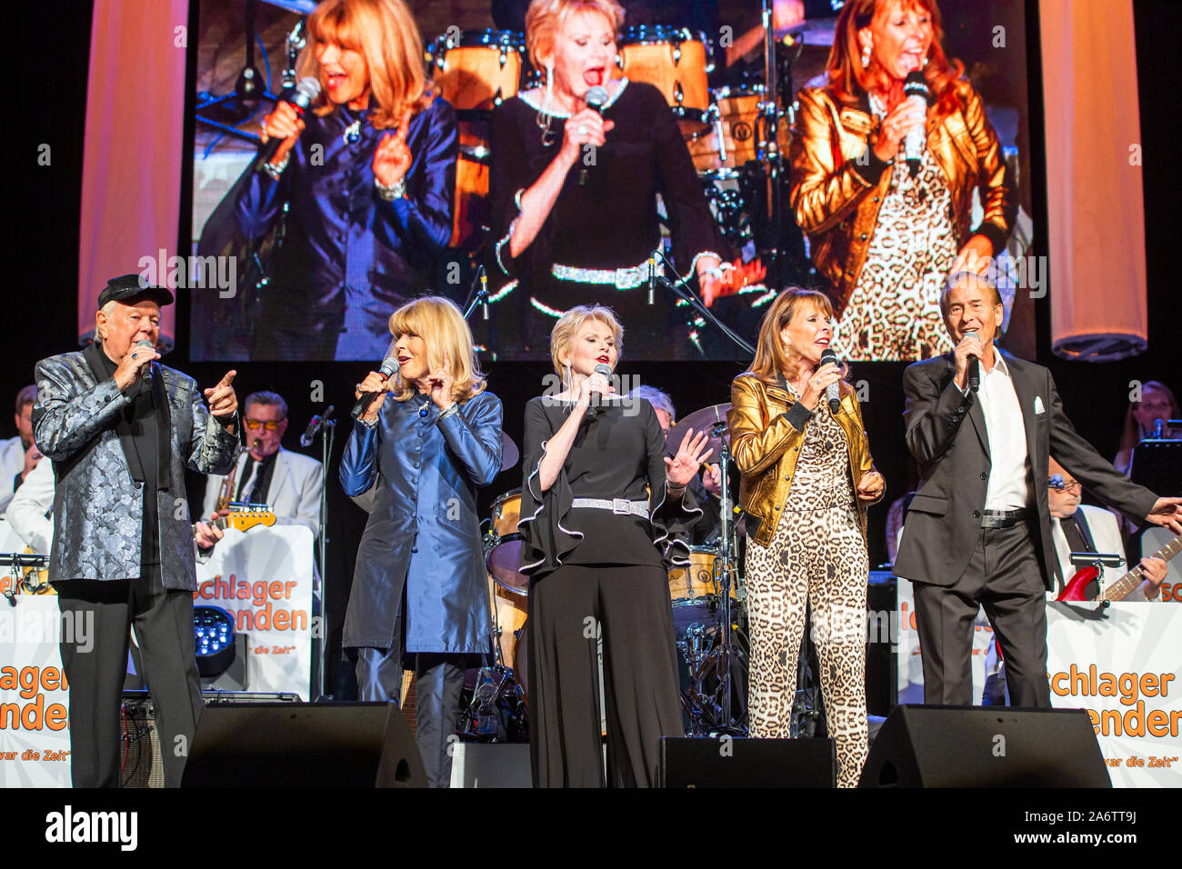 Graham Bonney, Lena Valaitis, Peggy March, Ireen Sheer and Michael Holm are performing at Schlager music show Schlagerlegenden, with schlager music stars of the 1960s and 1970s. At Stadthalle Wetzlar, Wetzlar, Germany, 27th Oct, 2019. Credit: Christian Lademann Stock Photo