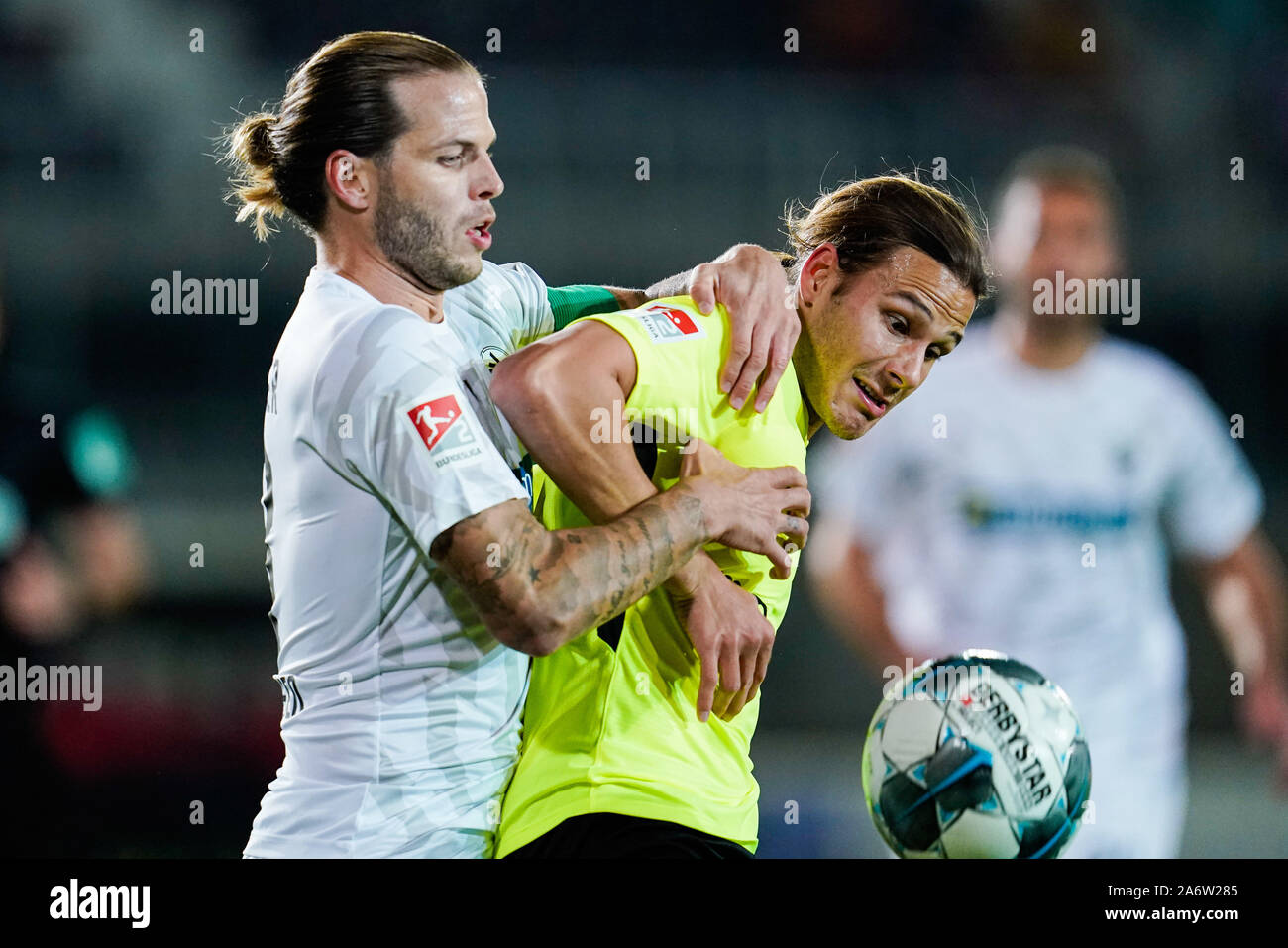 28 October 2019, Baden-Wuerttemberg, Sandhausen: Soccer: 2nd Bundesliga, SV Sandhausen - SV Wehen Wiesbaden, 11th matchday, in the Hardtwaldstadion. Sandhausens Dennis Diekmeier (l) and Wiesbadens Tobias Schwede fight for the ball. Photo: Uwe Anspach/dpa - IMPORTANT NOTE: In accordance with the requirements of the DFL Deutsche Fußball Liga or the DFB Deutscher Fußball-Bund, it is prohibited to use or have used photographs taken in the stadium and/or the match in the form of sequence images and/or video-like photo sequences. Stock Photo