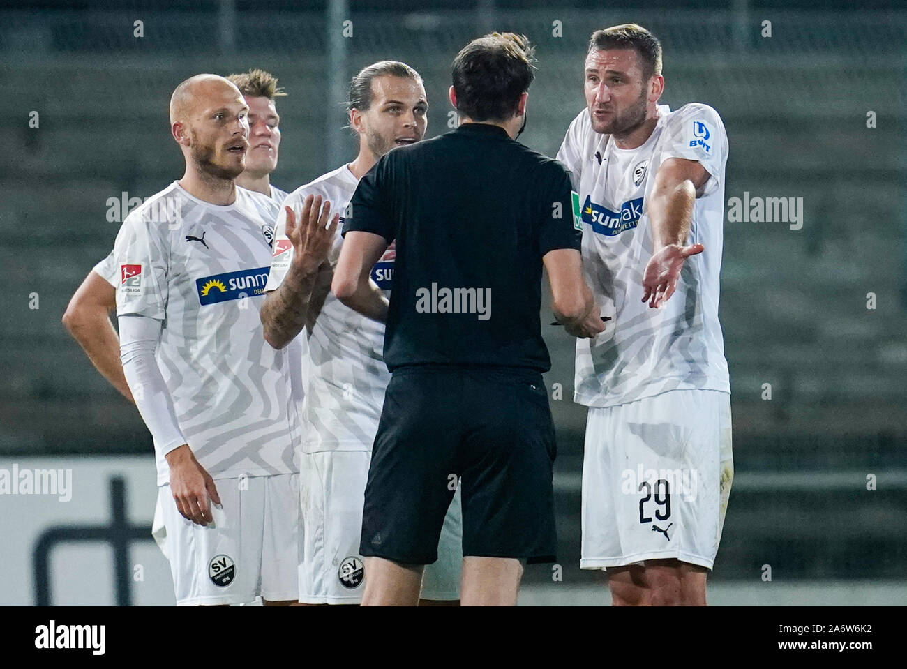 Sandhausen, Germany. 28th Oct, 2019. Soccer: 2nd Bundesliga, SV Sandhausen - SV Wehen Wiesbaden, 11th matchday, in the Hardtwaldstadion. Sandhausens Ivan Paurevic (r) discussed after the red card against him with referee Lasse Koslowski. Credit: Uwe Anspach/dpa - IMPORTANT NOTE: In accordance with the requirements of the DFL Deutsche Fußball Liga or the DFB Deutscher Fußball-Bund, it is prohibited to use or have used photographs taken in the stadium and/or the match in the form of sequence images and/or video-like photo sequences./dpa/Alamy Live News Stock Photo