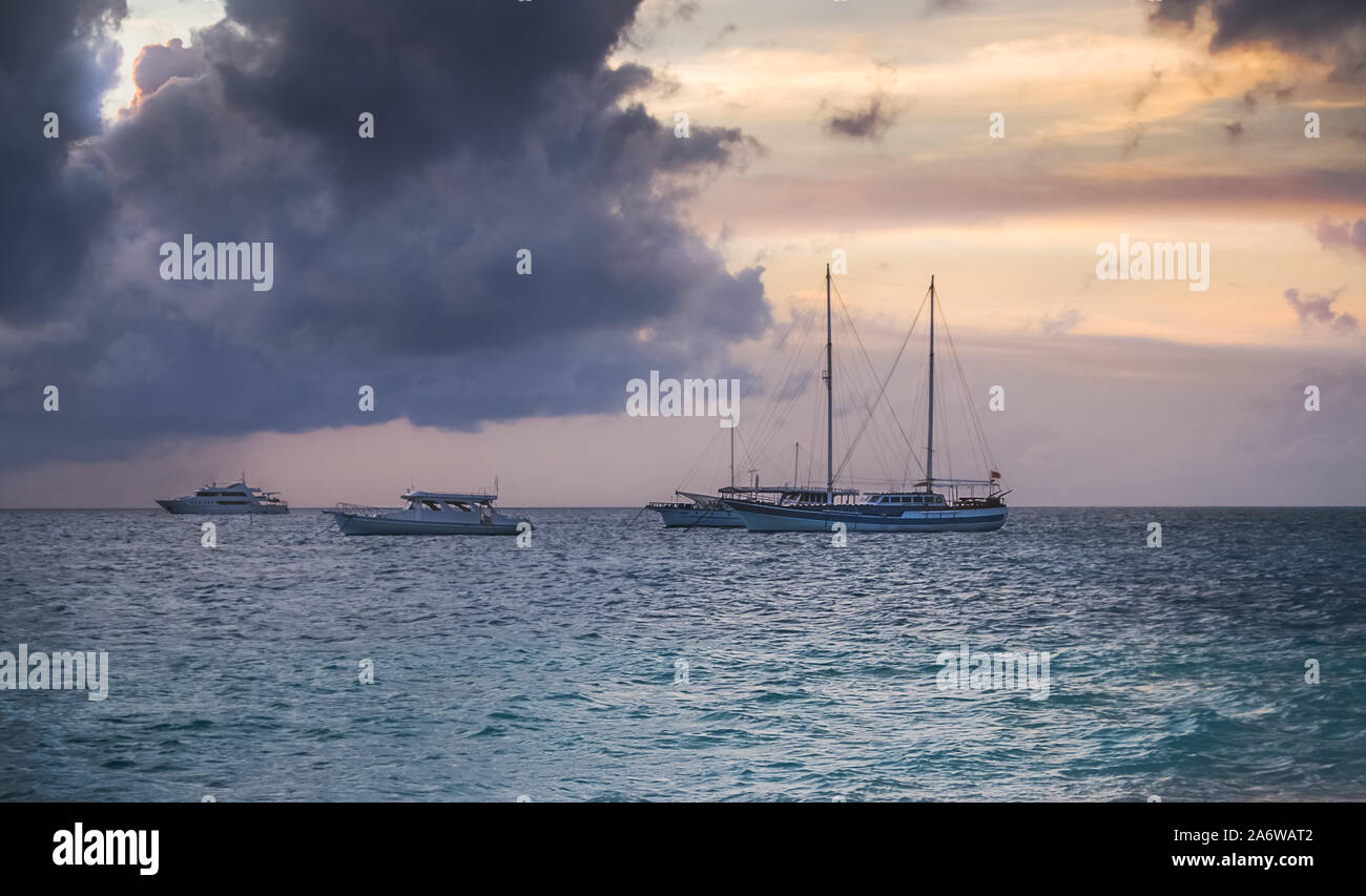 Tropical sunset boats hi-res stock photography and images - Alamy