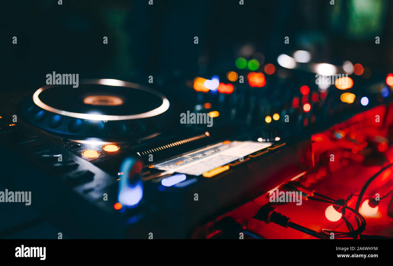 Professional concert dj turntables player device with sound mixer panel