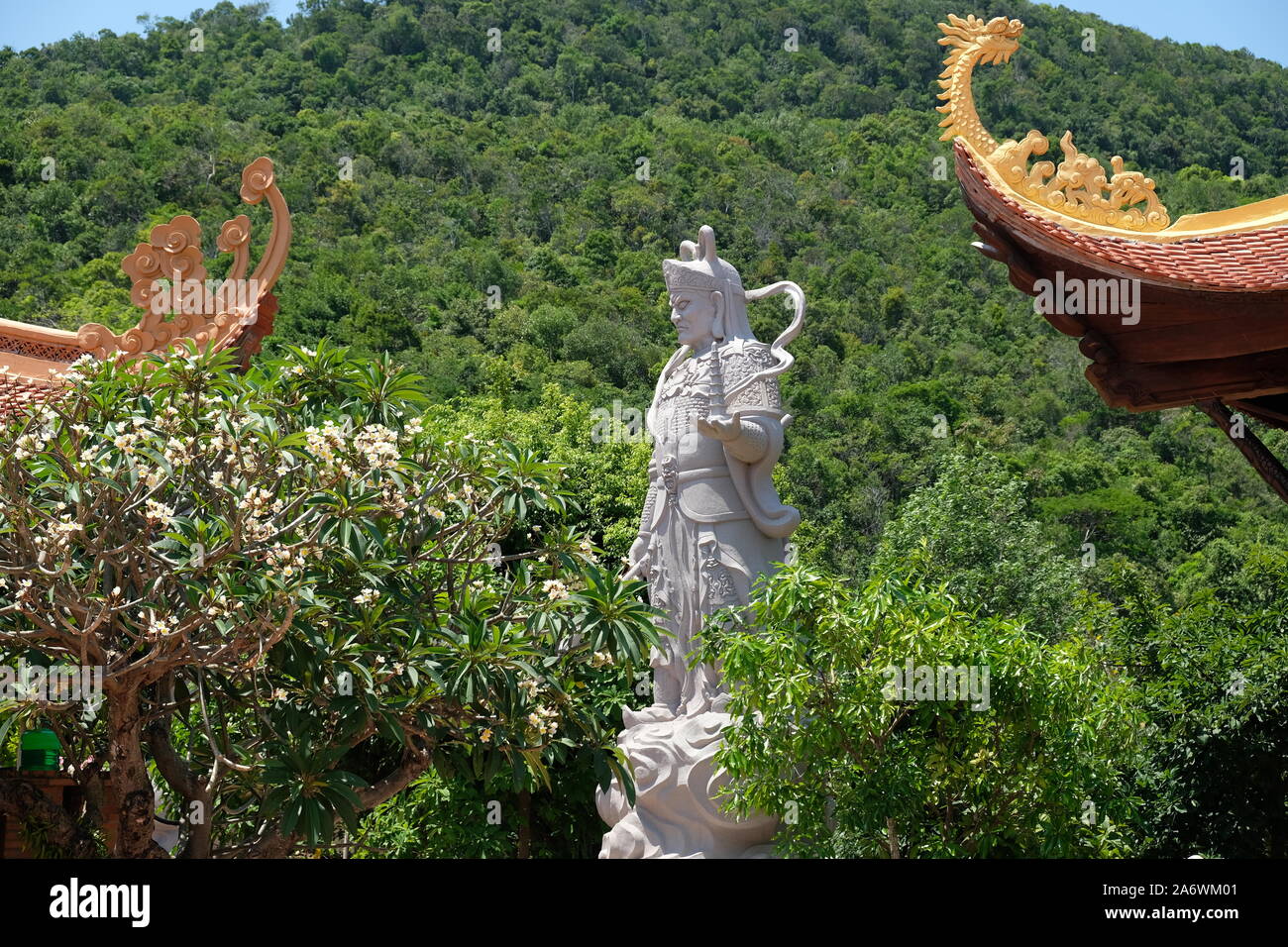 Vietnam Phu Quoc - Ho Quoc Pagoda guardian statue Stock Photo