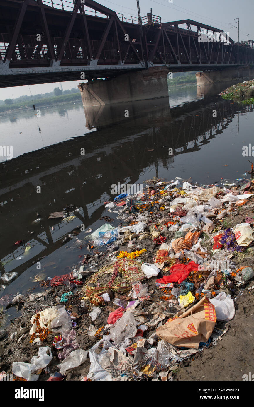 Rubbish on the banks of the polluted Yamuna River in Delhi Stock Photo