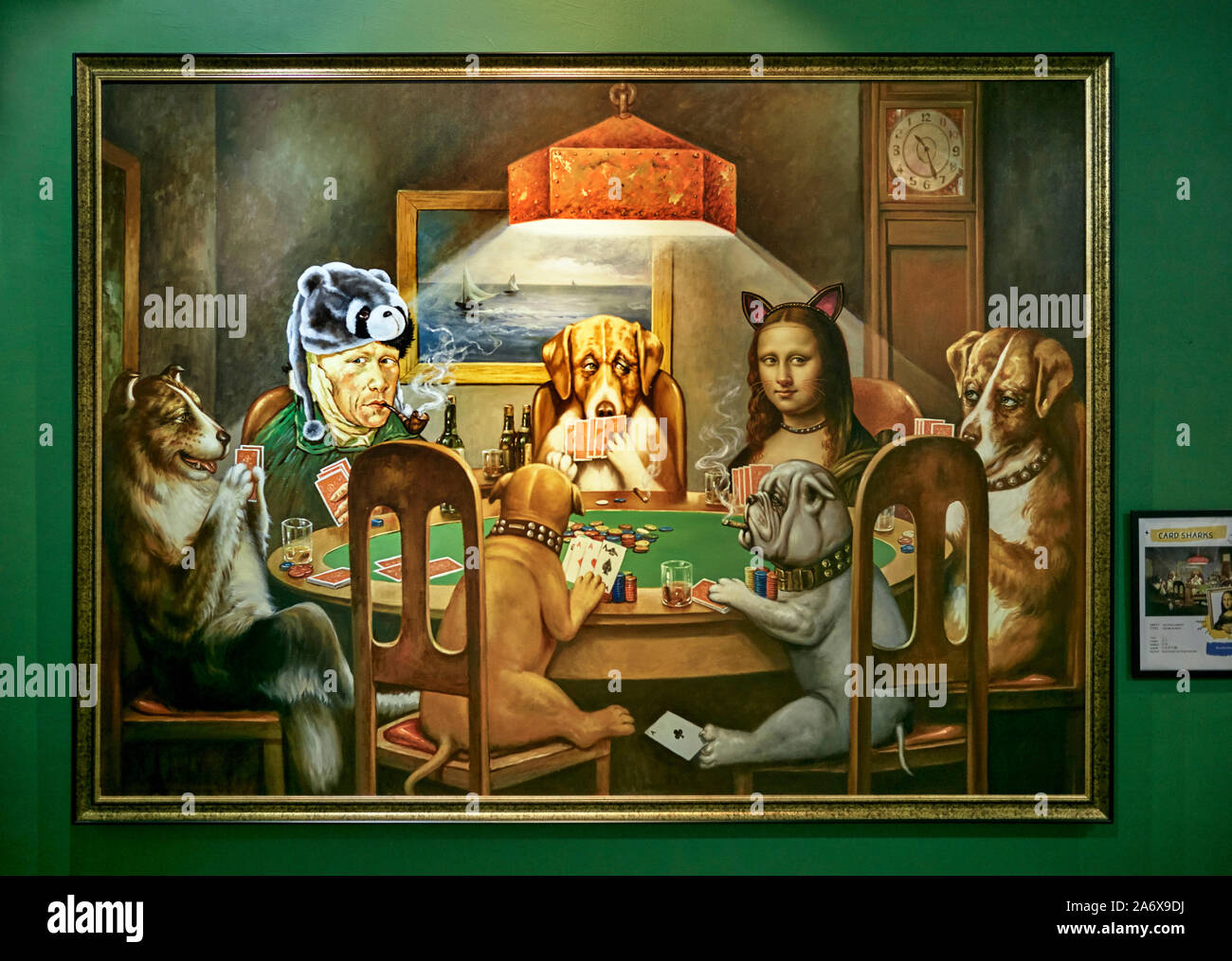 Dogs playing poker hi-res stock photography and images - Alamy