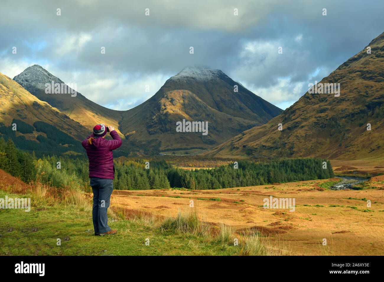 La luce blu dal telefono di notte di danneggiare i tuoi occhi Foto stock -  Alamy