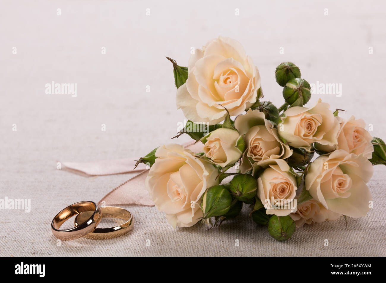 Bunch of beautiful roses and two wedding rings Stock Photo - Alamy