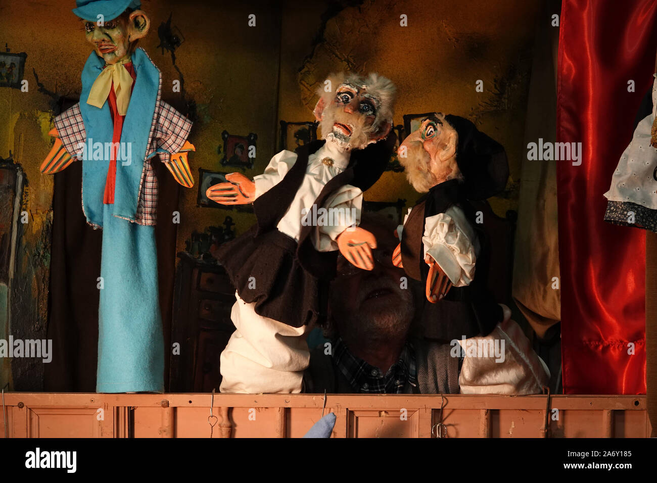 Show shows performing entertain act portrayal hires stock photography