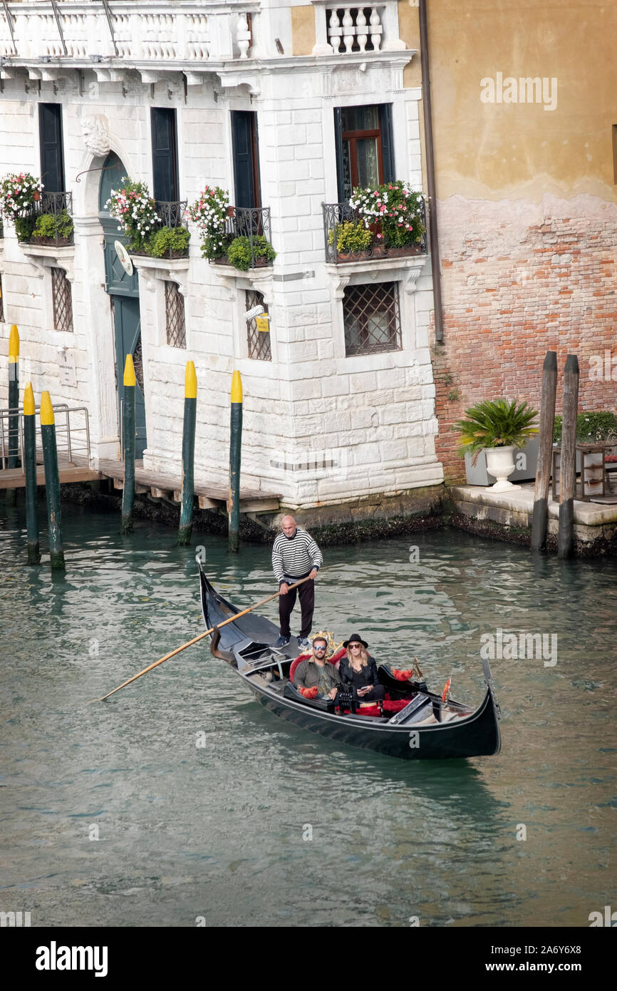 Couple on gondola venice hi-res stock photography and images - Alamy