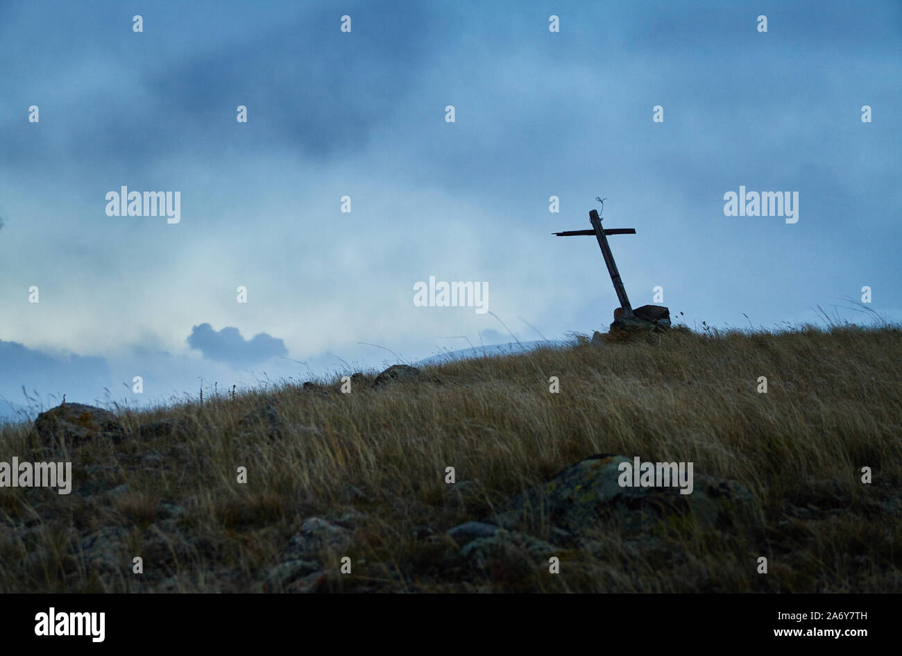 Бегущая могила на русском. Могильный холмик с крестом. Одинокая могила. Могила в степи. Крест на Холме.