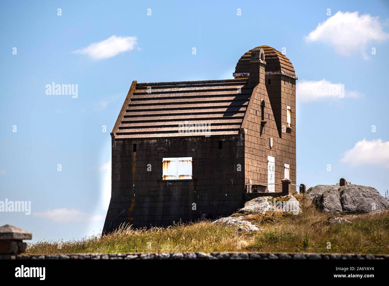 Als Häuser getarnte Bunker aus der Zeit der deutschen Besetzung der Bretagne. Die Tarnung wurde von der Wehrmacht angebracht, um alliierte Flieger zu . Stock Photo