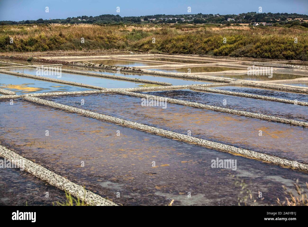 Bis heute wird in den Salzgärten zwischen Guérande und Atlantikküste Salz gewonnen. Das Fleur de Sel ist das Meersalz, das an heißen Tagen als dünne S Stock Photo