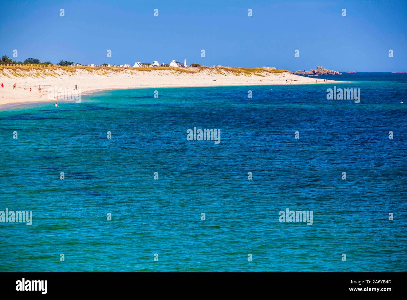 Weißer Sand, blauer Himmel, türkisblaues Meer an diesem Küstenabschnitt bei Benodet in der Bretagne. Es herrscht Flut, daher ist der Strand auf diesem Stock Photo