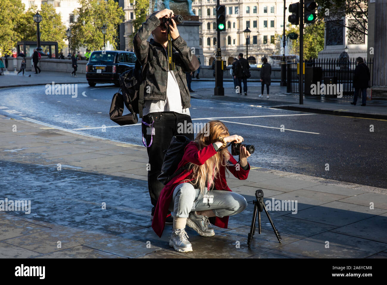 amateur-photographers-together-taking-photographs-in-central-london-england-uk-2A6YCM8.jpg