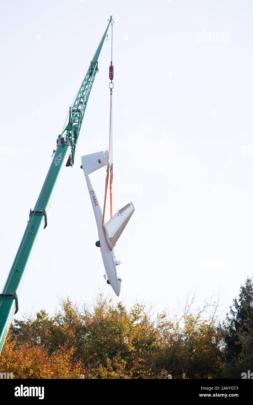 Porta Westfalica, Germany. 29th Oct, 2019. A glider hangs from the hook of a telescopic crane. On this day the recovery of the glider pilot takes place; two cranes are used. The plane was to be forced to land in the forest area on 12.10. and got caught in the treetops at a height of 35 metres. Credit: Friso Gentsch/dpa/Alamy Live News Stock Photo
