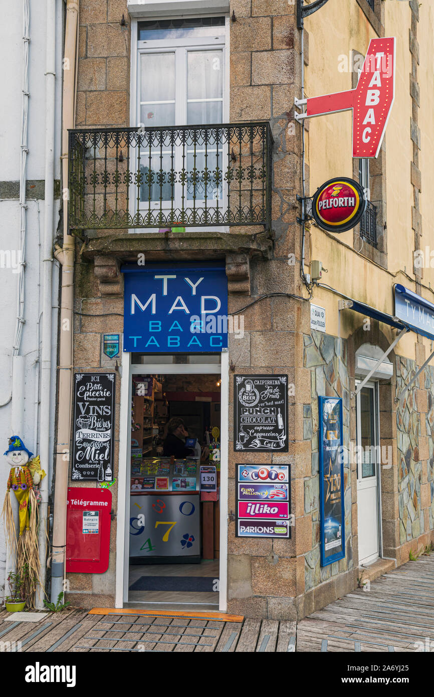 Ty Mad bar tabac, Port Launay, Brittany, Finistère, France Stock Photo