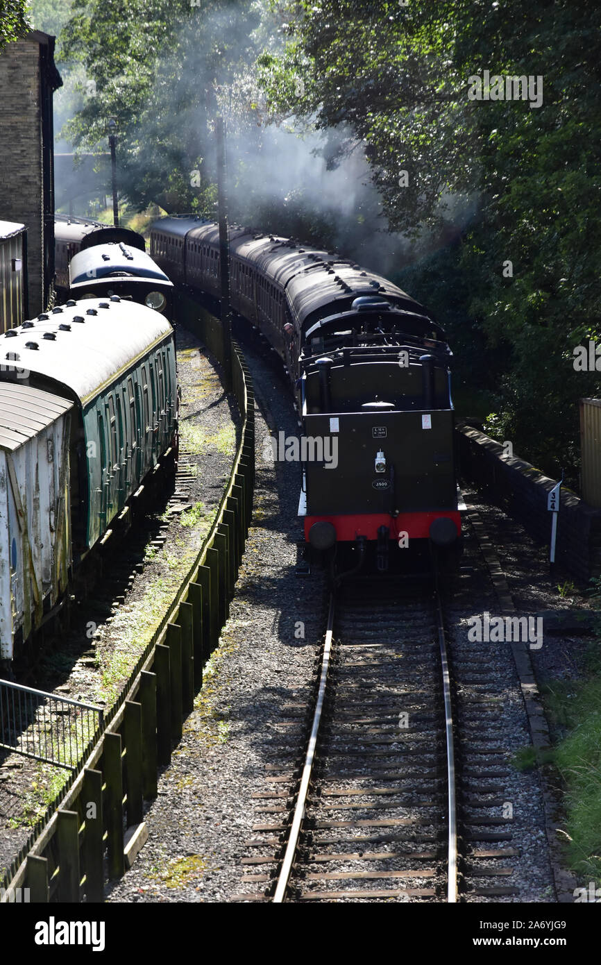 Steam train entering Haworth station 2, Keighley and Worth Valley Railway Stock Photo Alamy