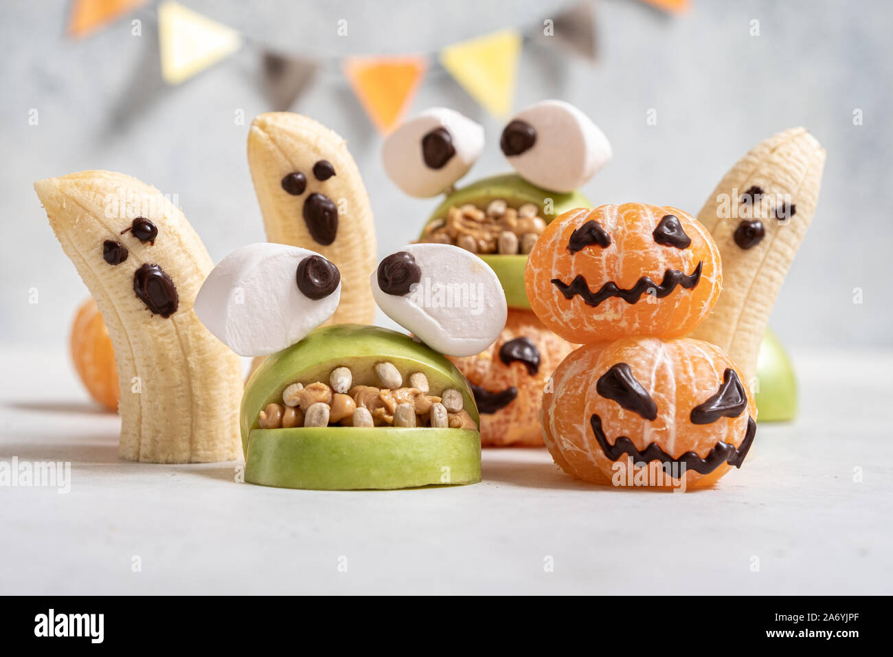 Ghostly bananas and Jack-O-Lantern Clementines: Healthy treats for the  kids' school H…