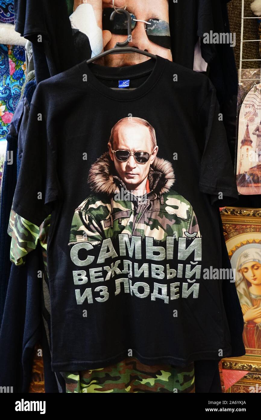 T Shirt mit Wladimir Putin als Motiv, Markthalle, Wyborg, Oblast Leningrad, Karelien, Russland Stock Photo