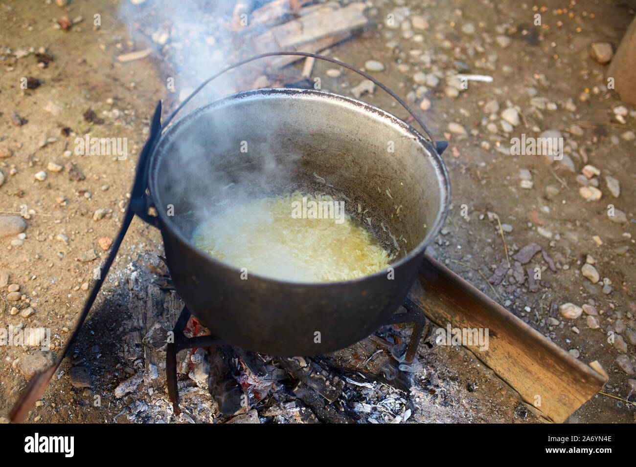 https://c8.alamy.com/comp/2A6YN4E/big-cast-iron-pot-boiling-water-outdoor-in-the-countryside-2A6YN4E.jpg