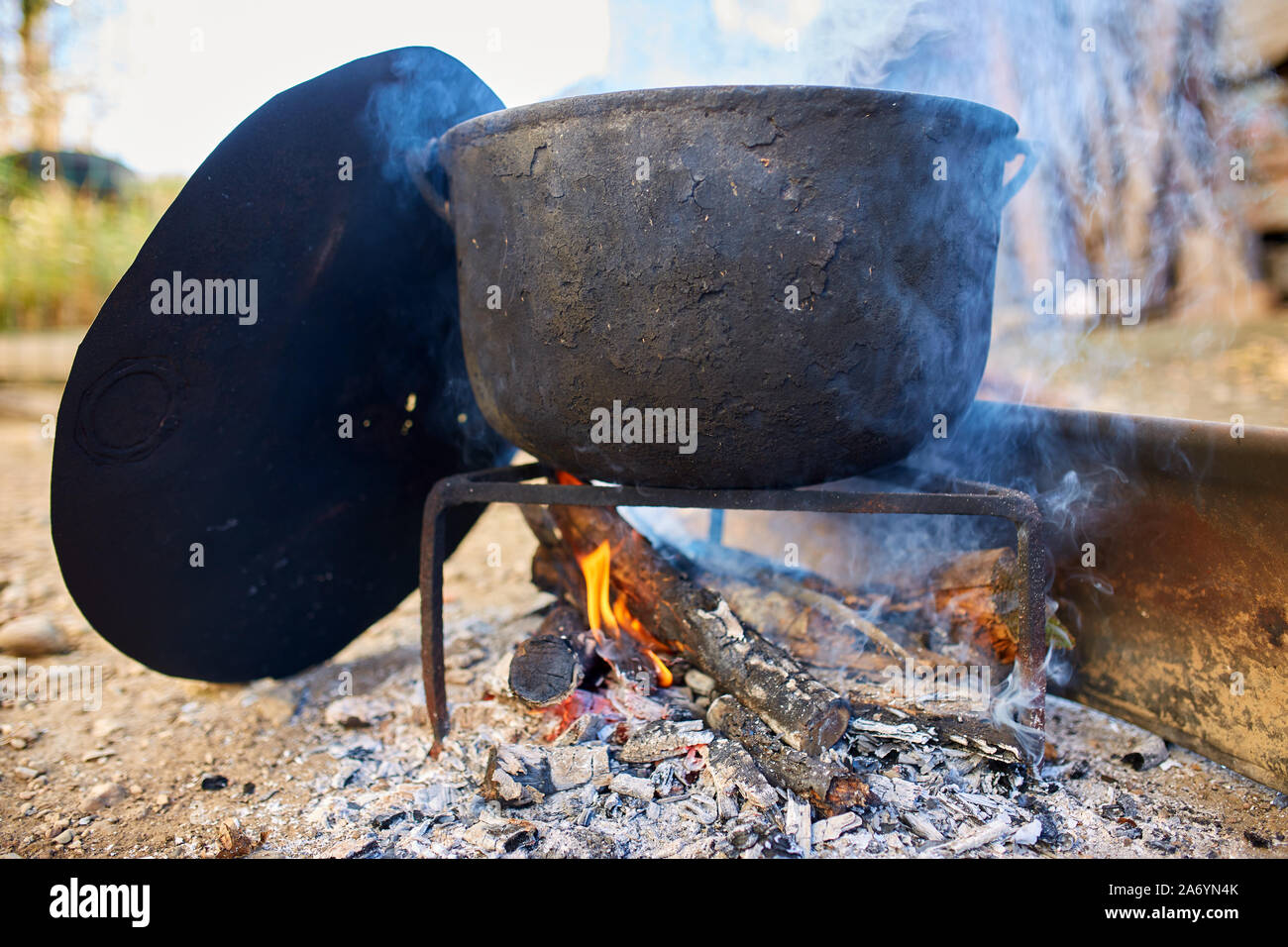 https://c8.alamy.com/comp/2A6YN4K/big-cast-iron-pot-boiling-water-outdoor-in-the-countryside-2A6YN4K.jpg